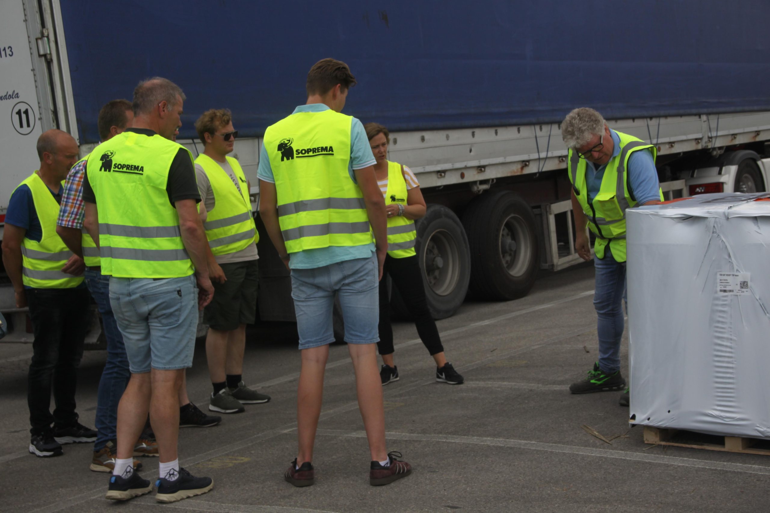 Groep met hesjes aan